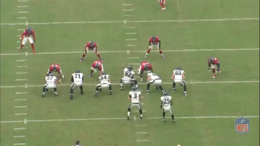 Kelce points at the linebacker, the defender whom he will block on this play. 