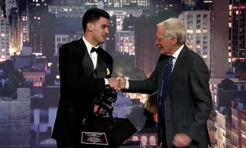 Marcus Mariota shakes hands with David Letterman