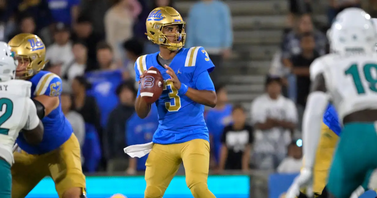 Oregon Ducks Football - FishDuck.com Dante Moore